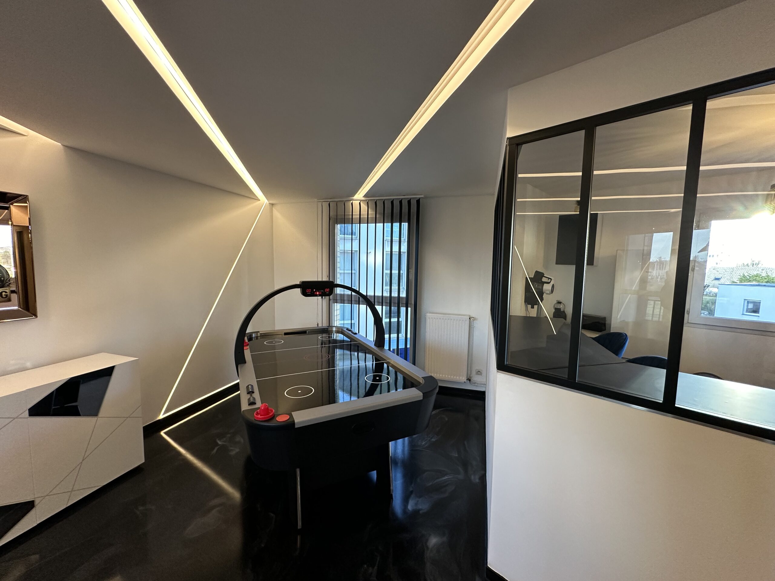 A propos de nous 2 Couloir au design contemporain dans un appartement de luxe à louer à Calais