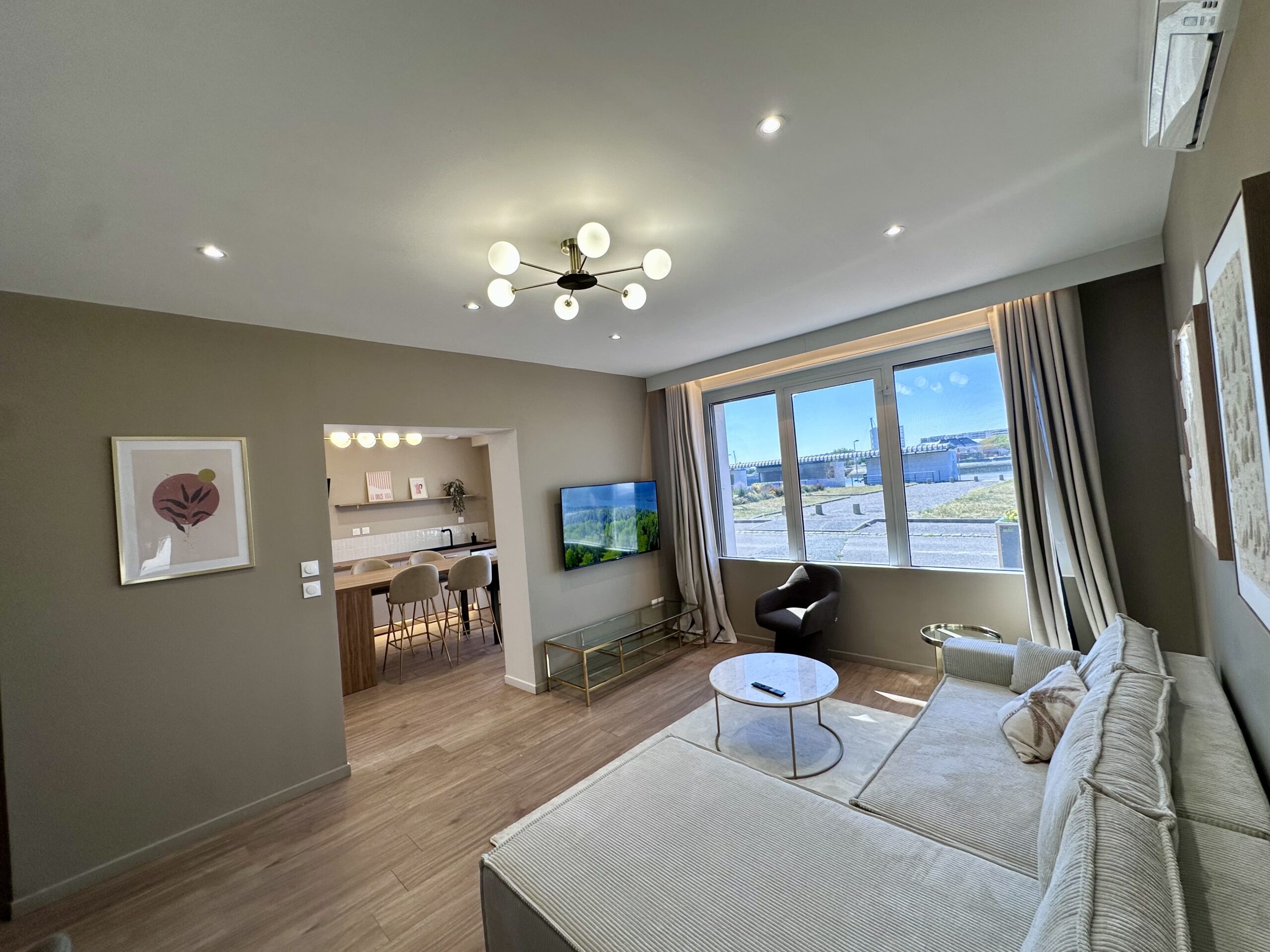 Logements 1 Salon lumineux avec vue mer dans un appartement de luxe à Calais
