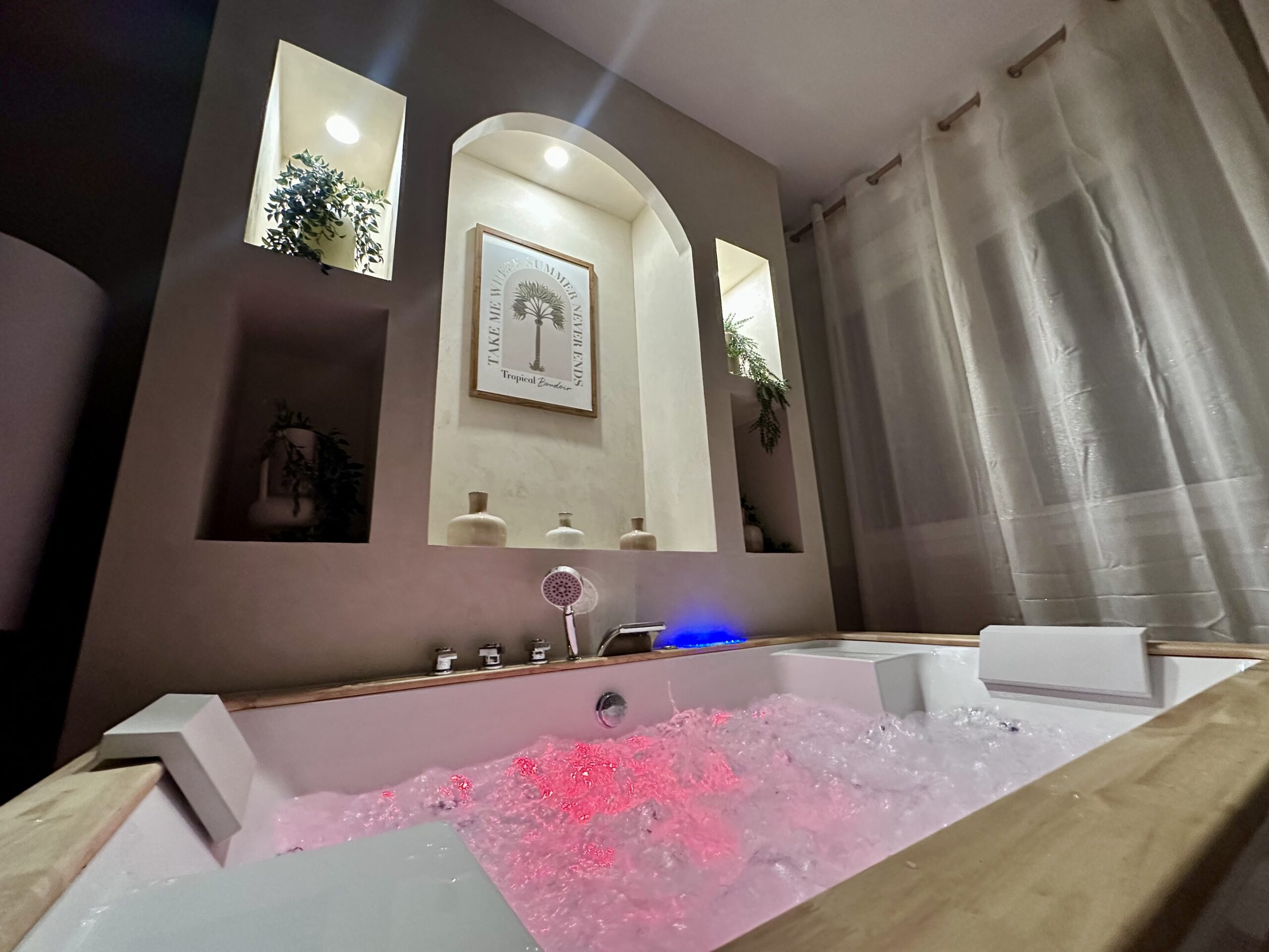 A propos de nous 1 Détail du spa dans un appartement de luxe à Calais pour location haut de gamme