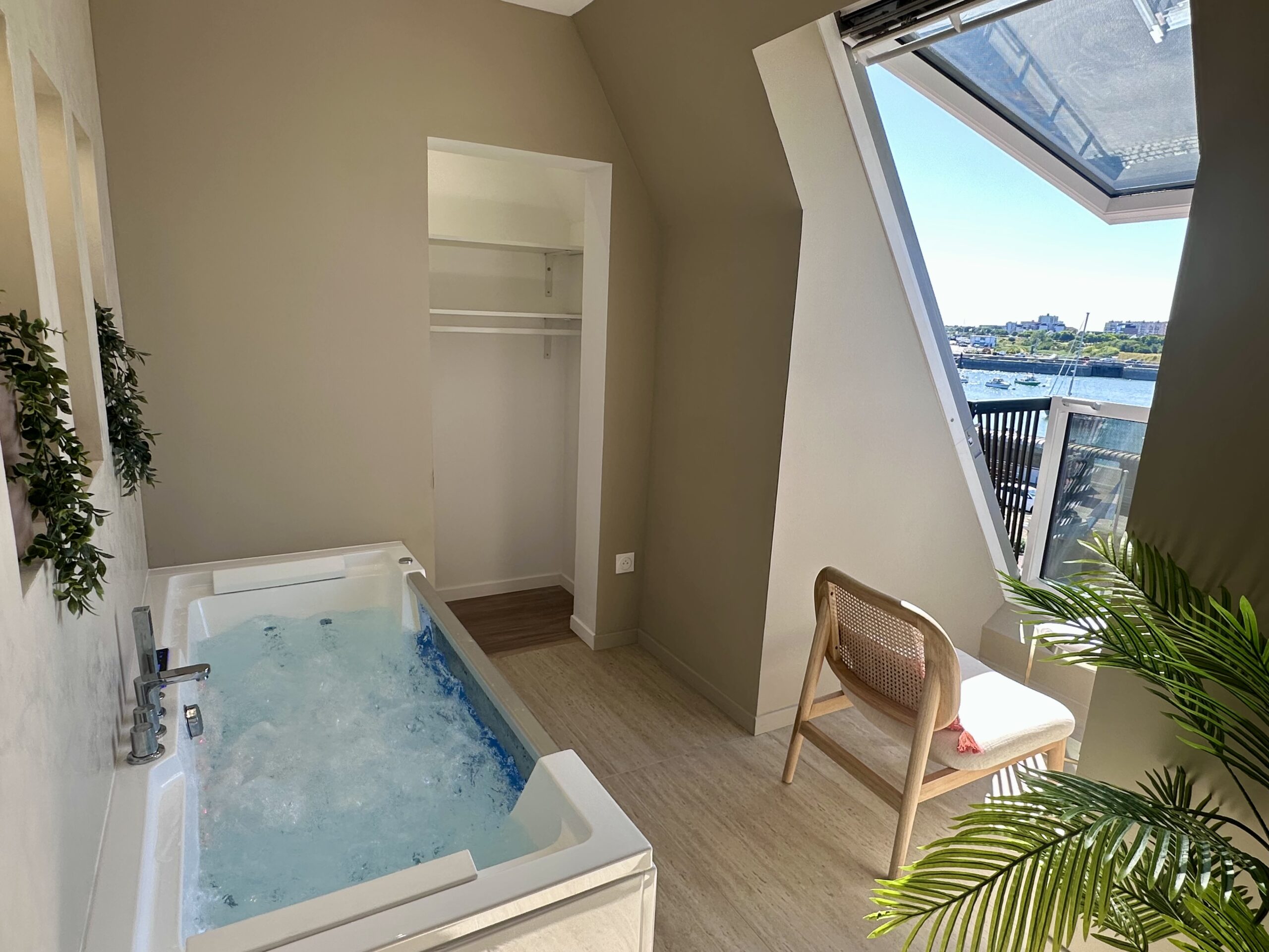 Balcon avec vue sur la mer dans un appartement de luxe à Calais