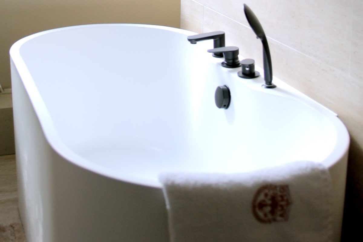 AMMG TOUR MARINA - Suite Majestic 19 baignoire-ilot-salle-de-bain-luxe-marina-calais