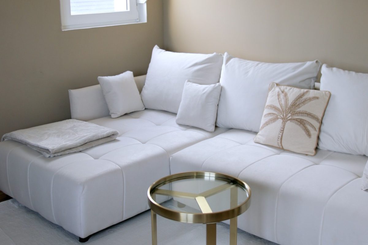 AMMG TOUR MARINA - Suite Majestic 15 canape-design-blanc-salon-location-vacances-calais