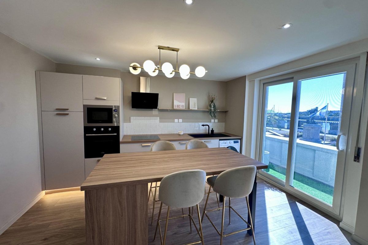 AMMG TOUR MARINA - Suite Impériale 5 Cuisine de luxe avec îlot central en bois dans un appartement haut de gamme à Calais.