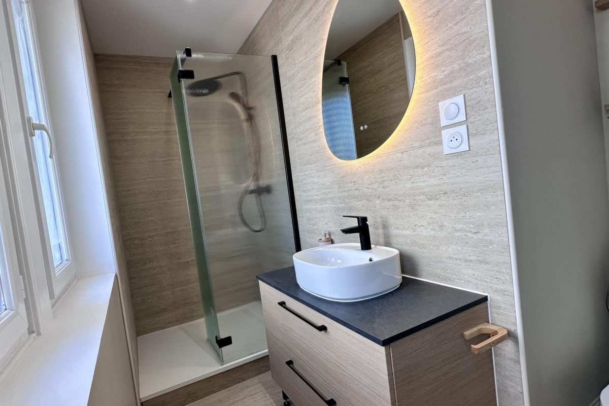 AMMG TOUR MARINA - Suite Impériale 2 Salle d’eau moderne avec douche vitrée et miroir lumineux à Calais.