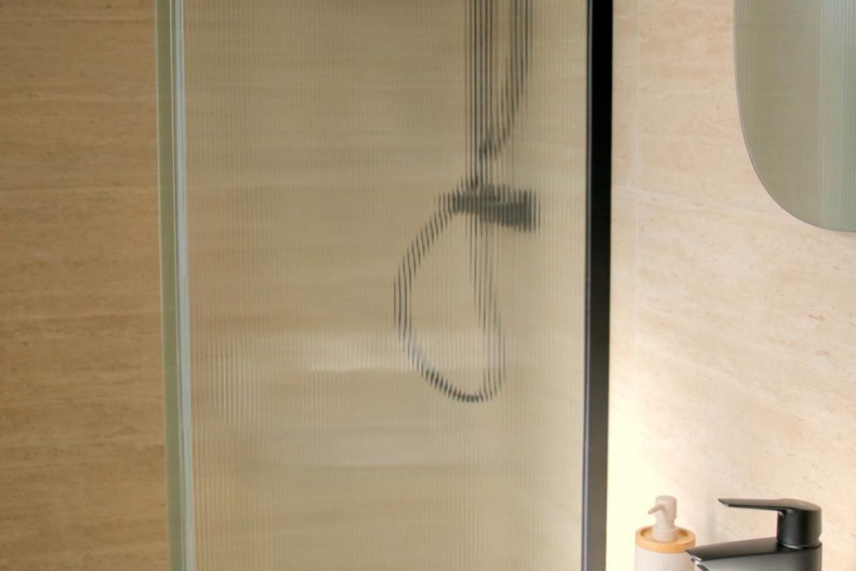 AMMG TOUR MARINA - Suite Impériale 17 Salle d’eau avec douche vitrée et vasque moderne dans la suite impériale à Calais.