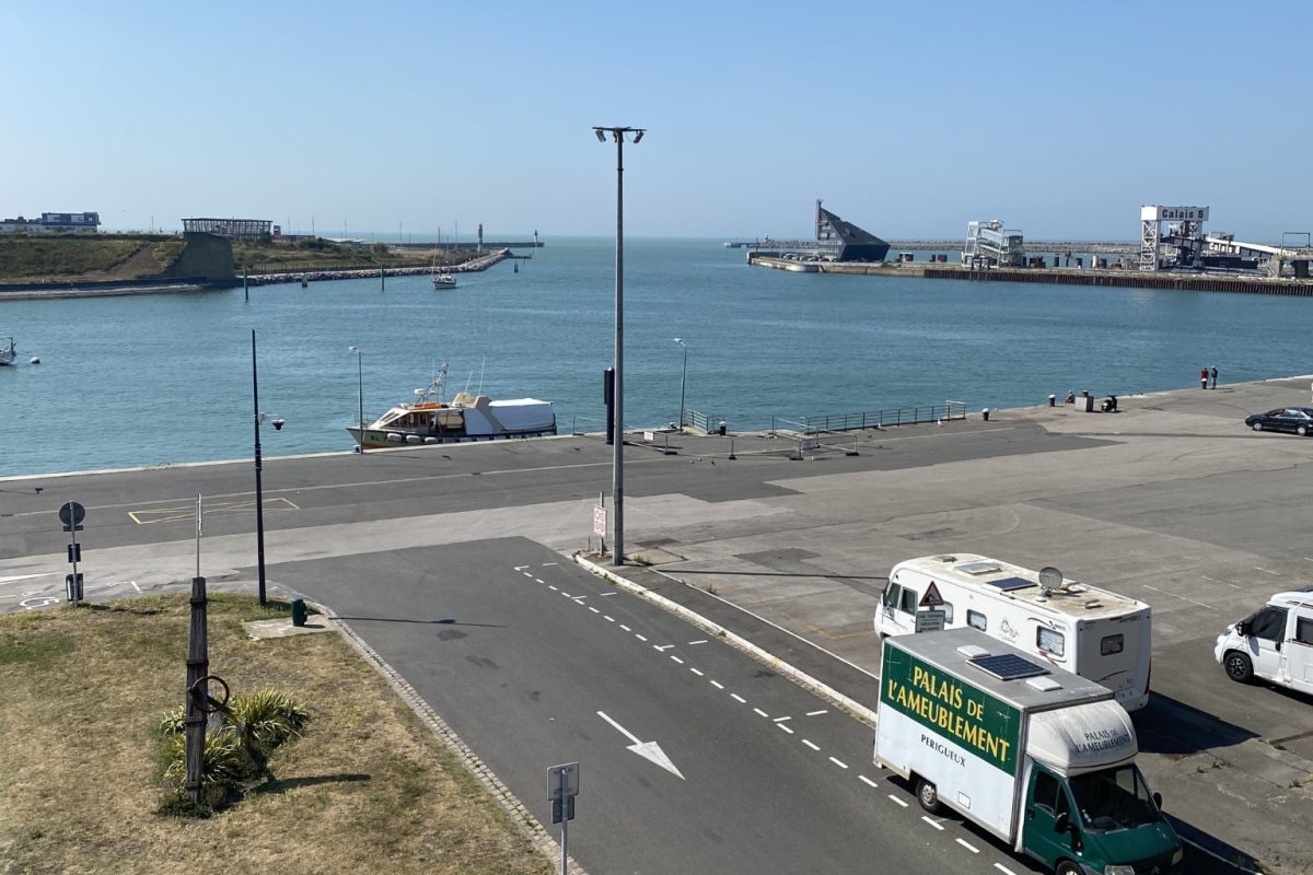 AMMG TOUR MARINA - Suite Zénith 11 suite-zenith-serviettes-logo-ammg-linge-blanc-calais